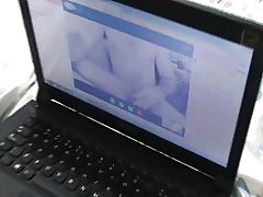 Knubbig fru i webcam med vän