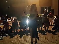 Thomas spelar hennes stora deke mez
