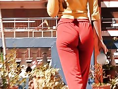 Busty brunett tonåring visar upp. bröst, cameltoe amp; ass!